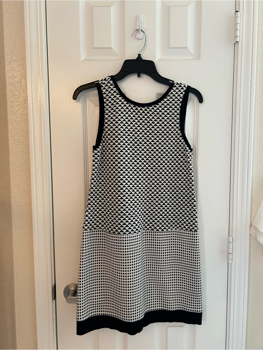 EUC Black & White Textured Sleeveless Shift Dress
